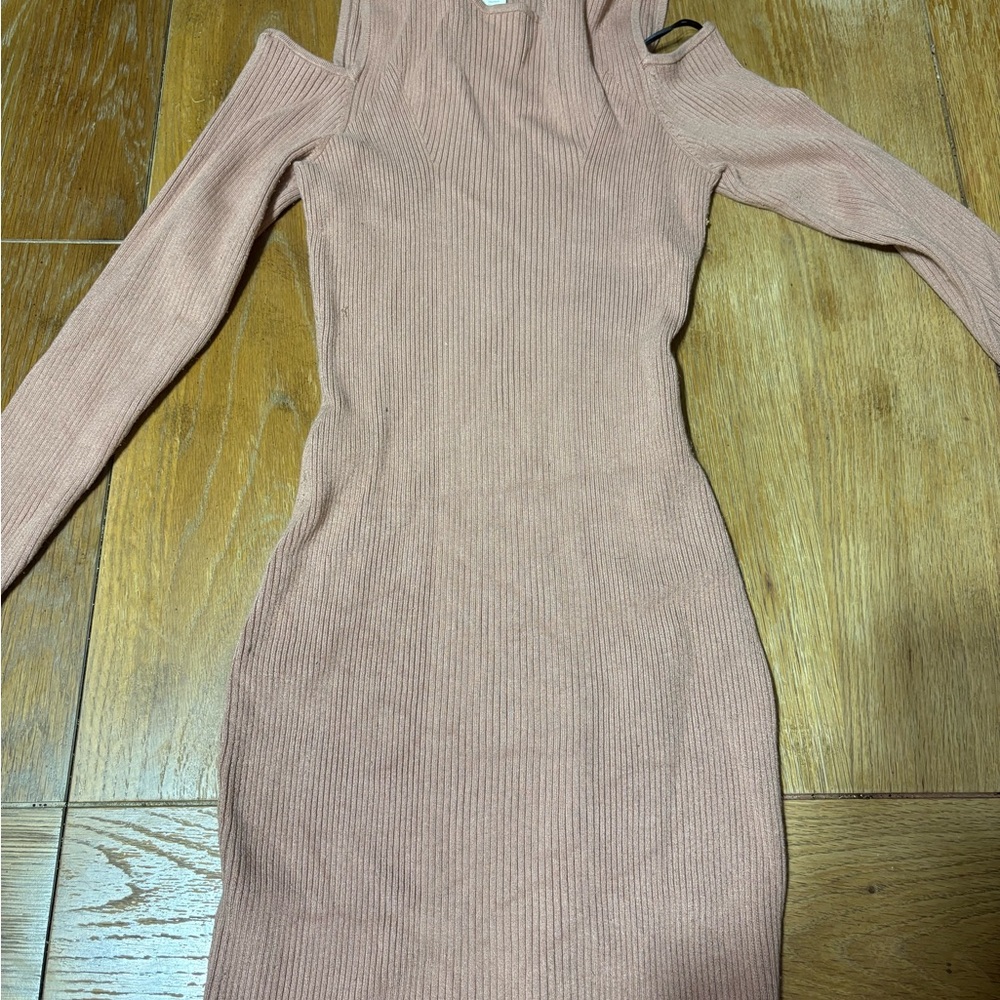 H&M Blush Pink Cold Shoulder Long Sleeve Dress
MUST PAY SHIPPING
